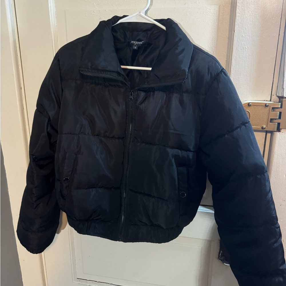 Cropped Black Puffer Jacket with Zip Front